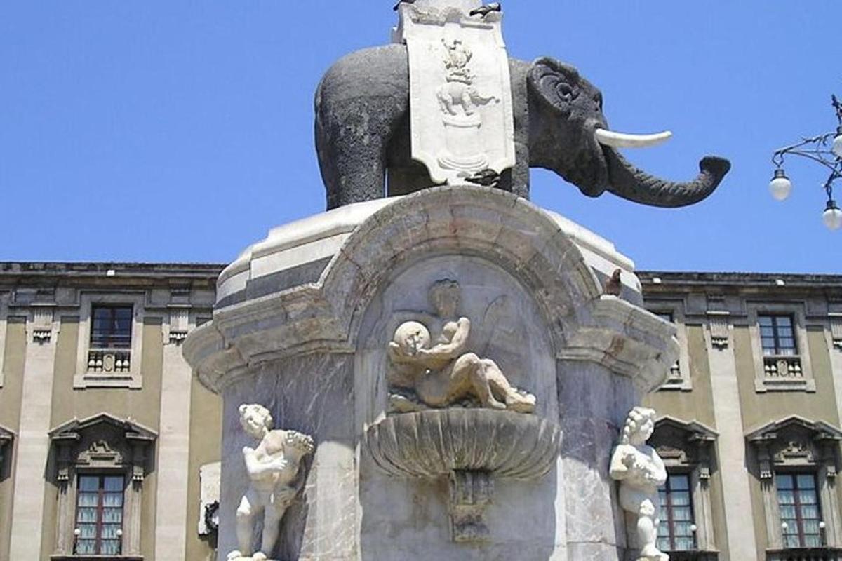 una estatua de elefante frente a un edificio