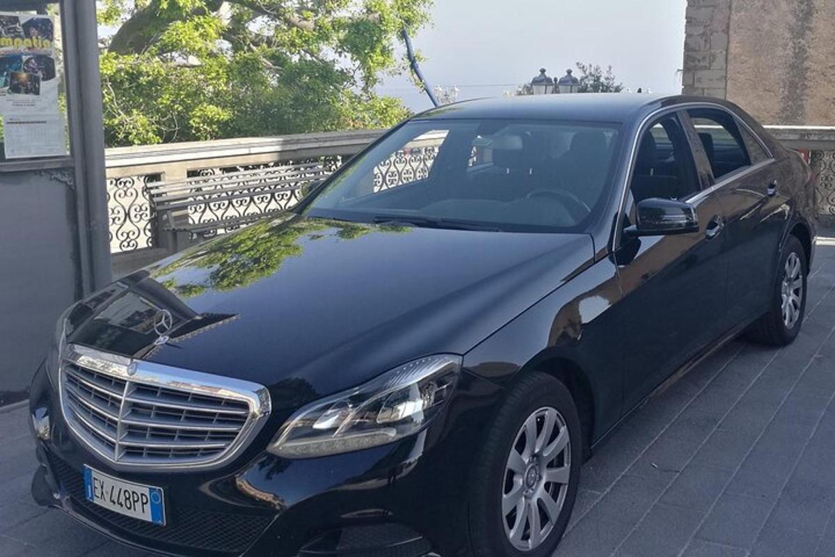 ένα μαύρο αυτοκίνητο παρκαρισμένο σε ένα βενζινάδικο