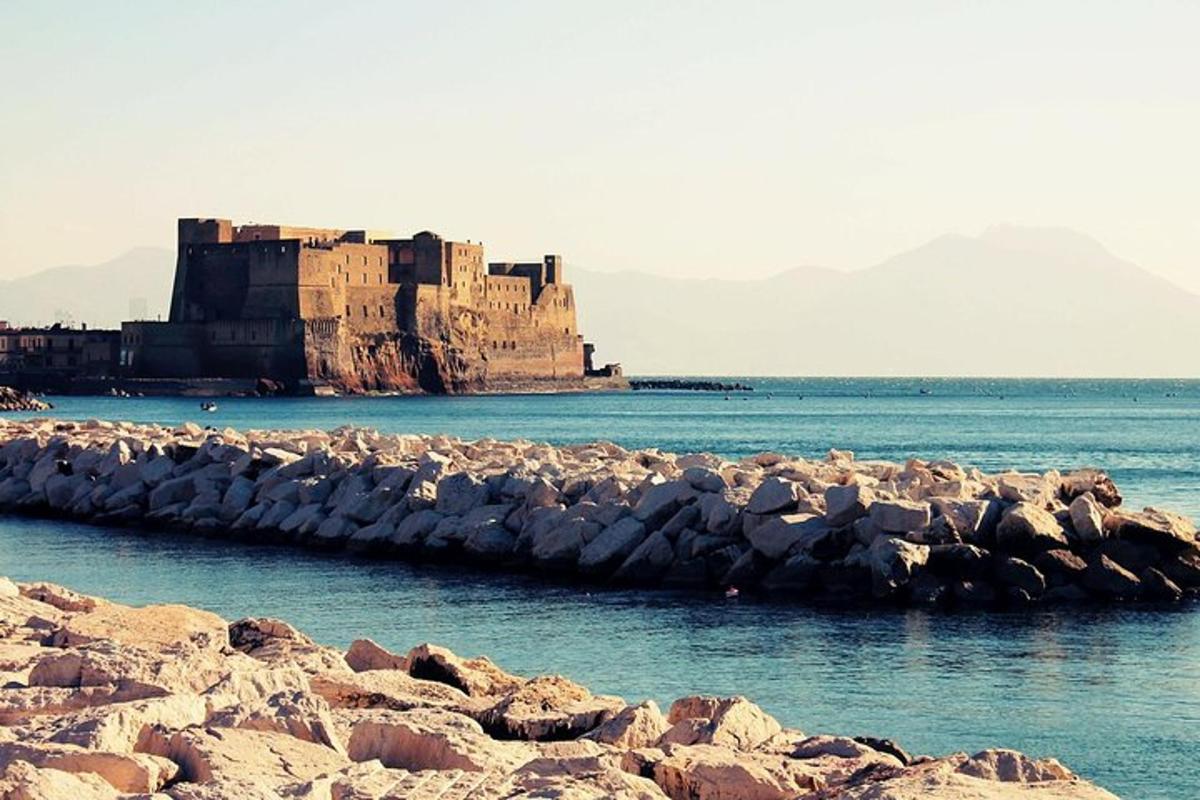 un castello su un'isola rocciosa nell'acqua