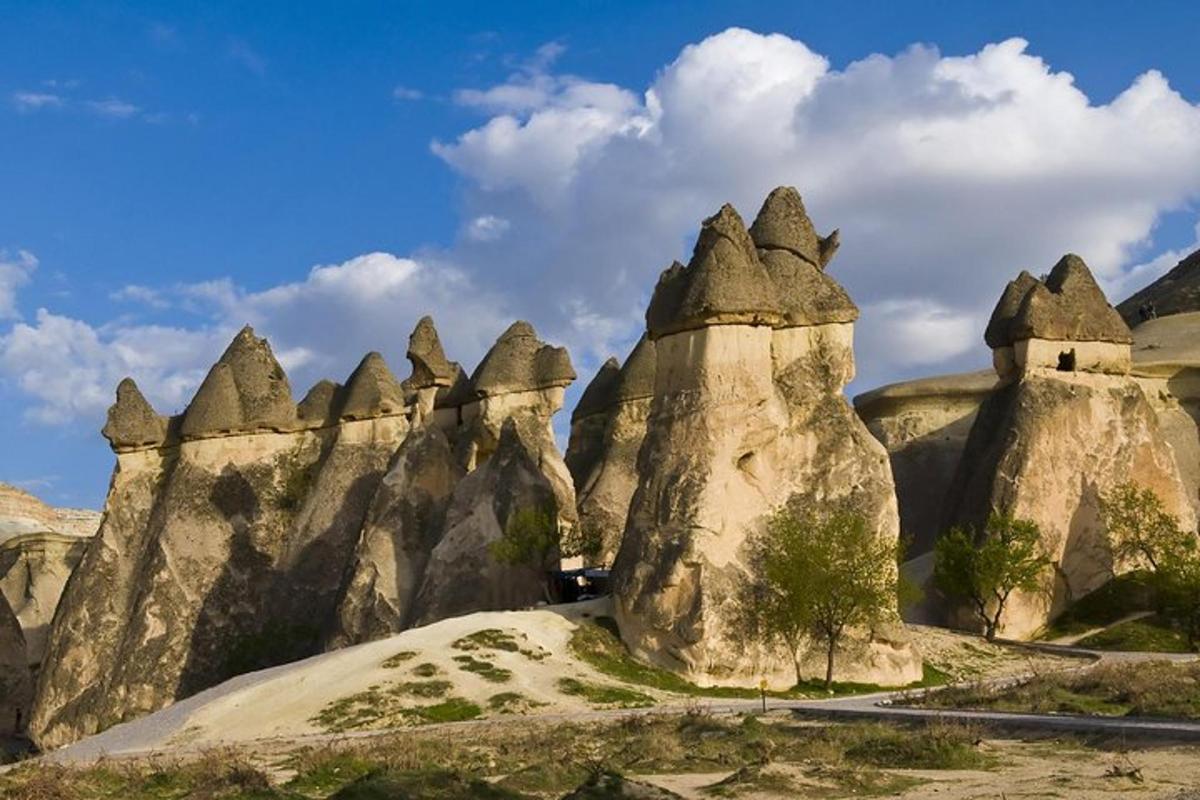 un gruppo di rocce con cielo azzurro e nuvole