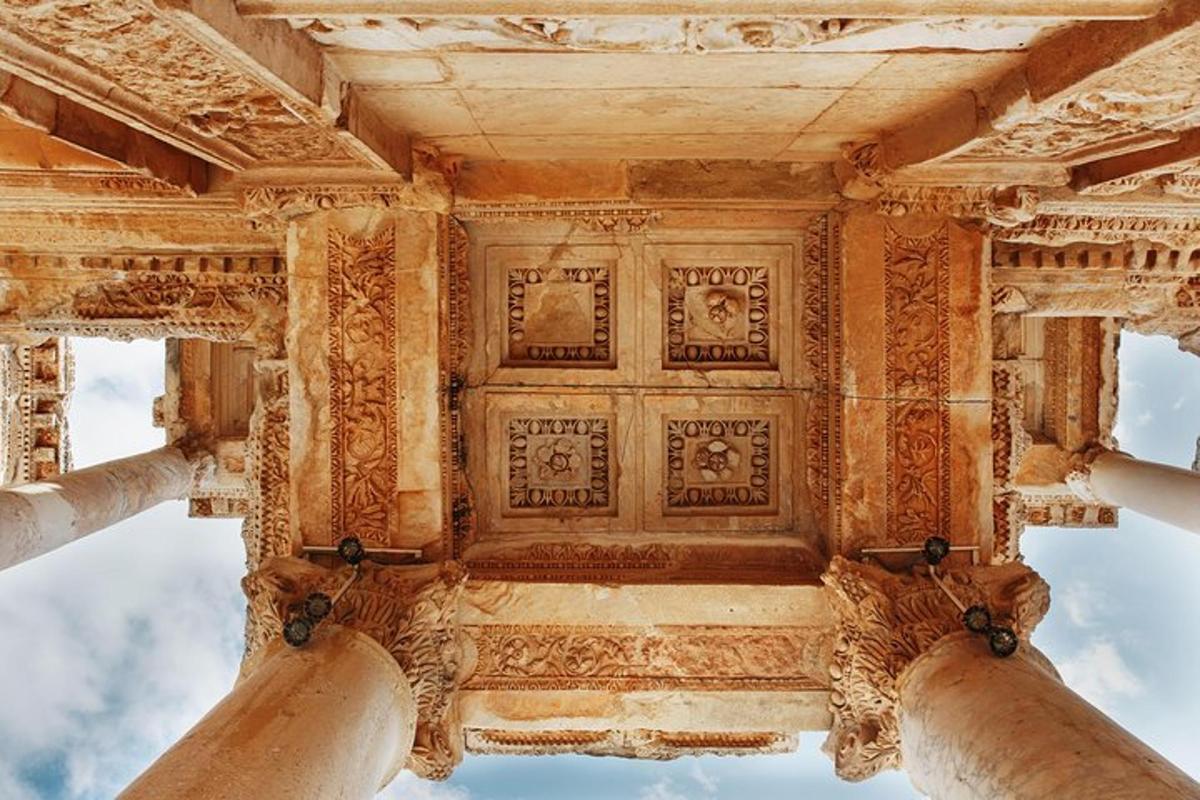 una vista del soffitto di un edificio