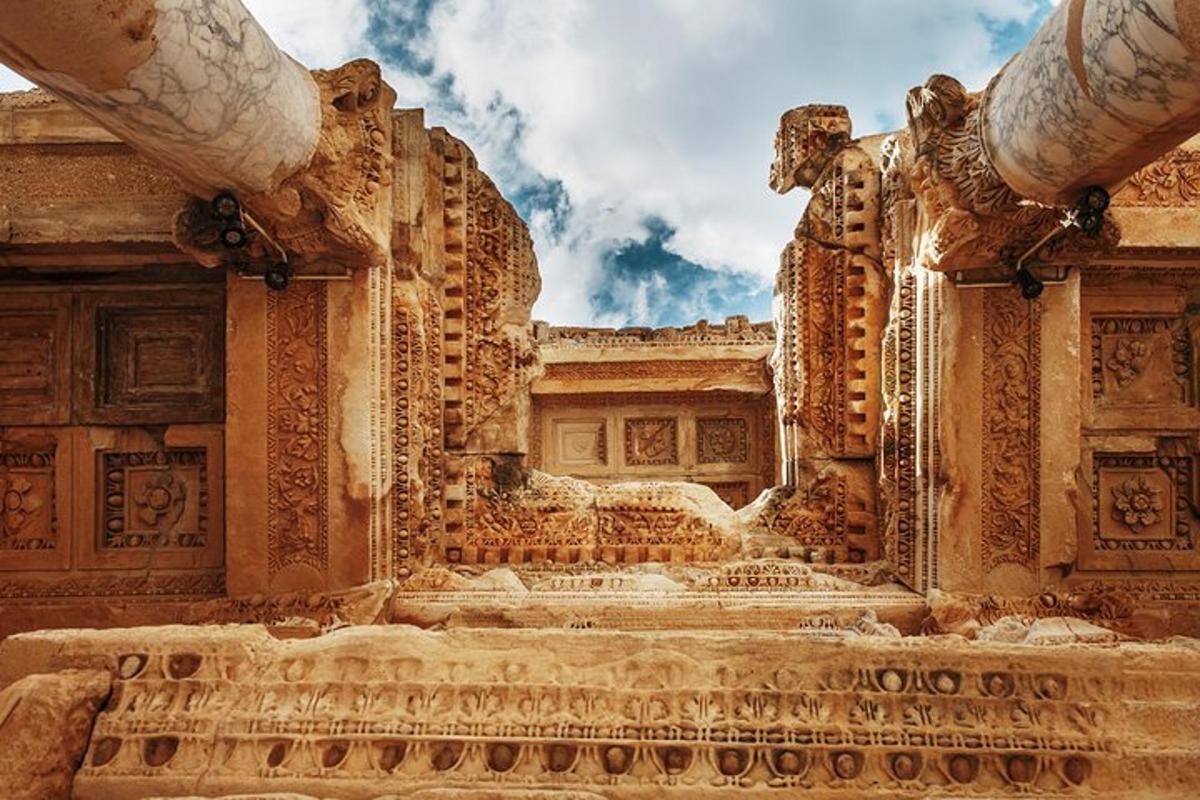 una vista di un edificio in pietra con dettagli intricati
