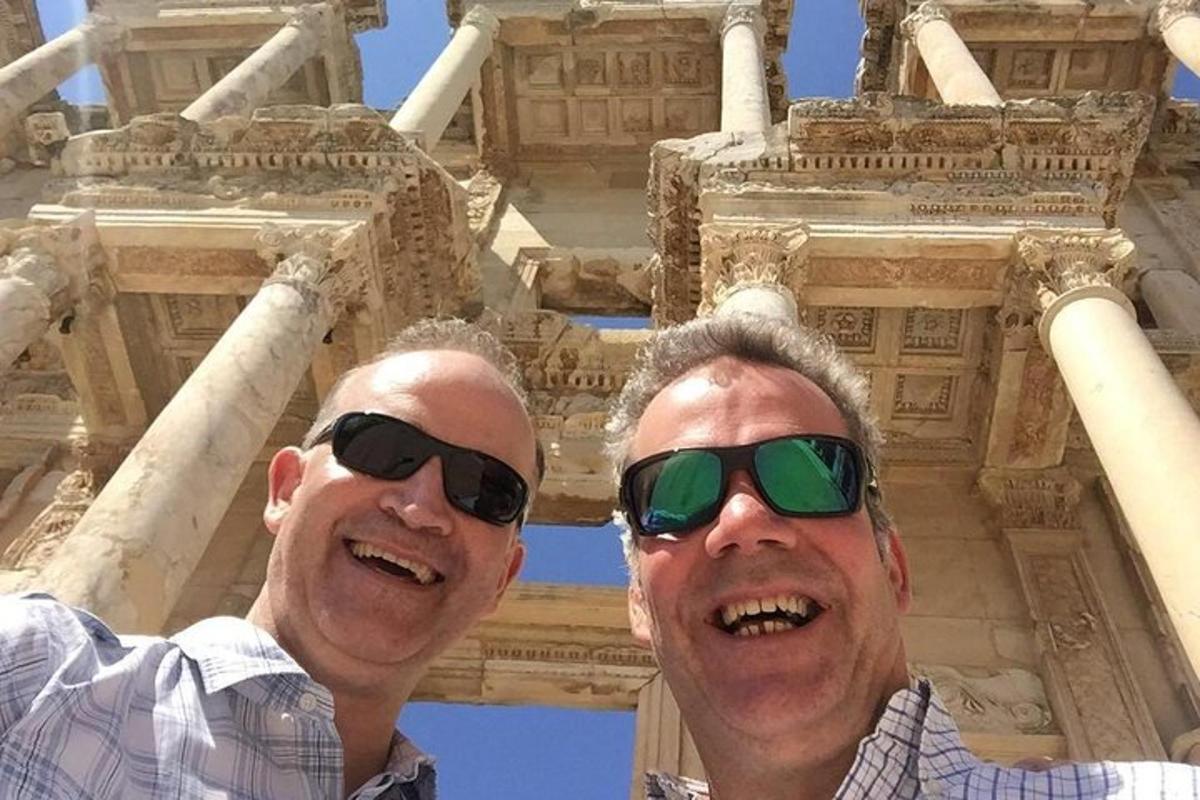Δύο άνδρες που φορούν γυαλιά ηλίου στέκονται μπροστά από ένα κτίριο