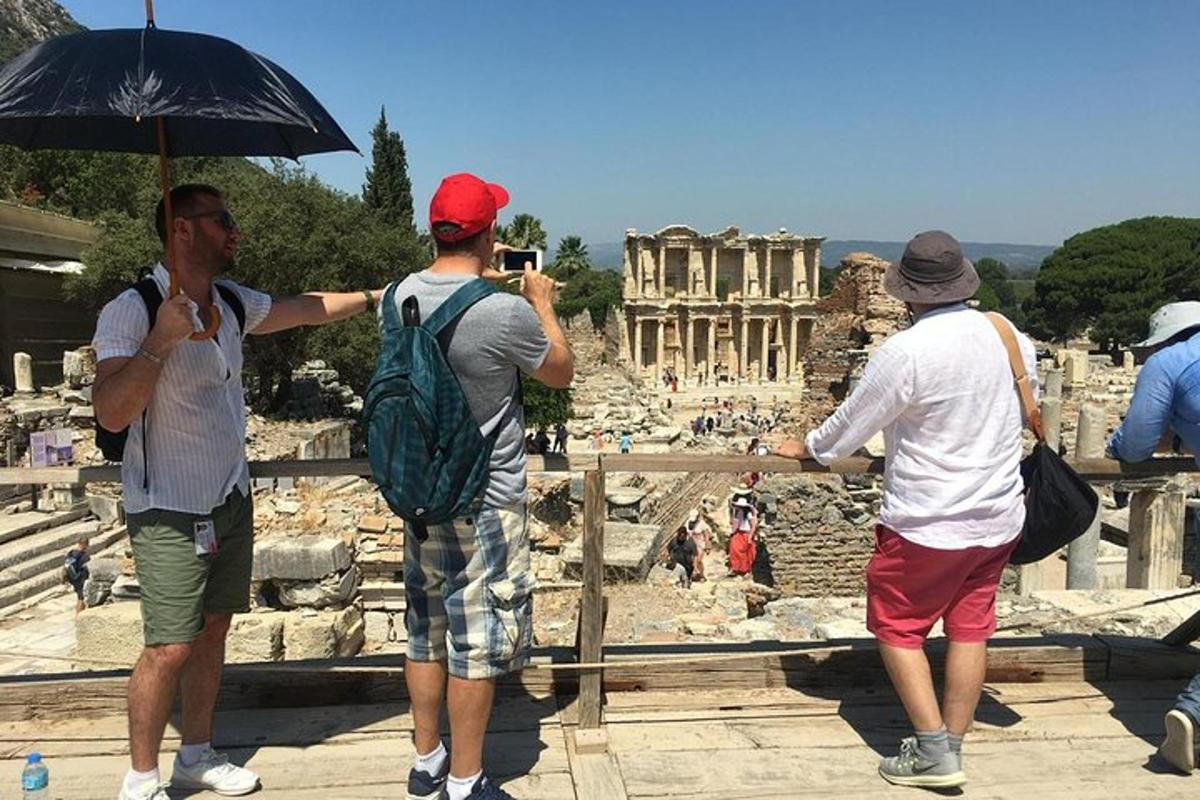 tre uomini che scattano una foto delle antiche rovine