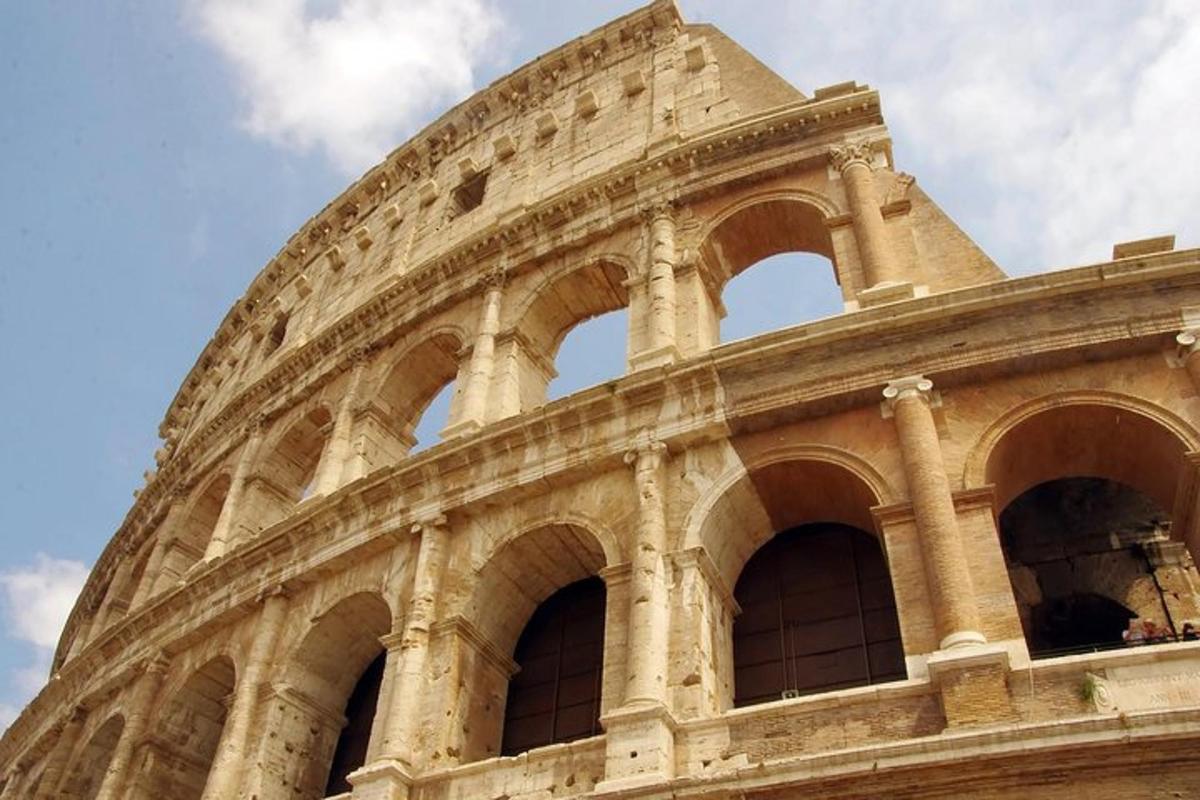 un primo piano dell'edificio del Colosseo