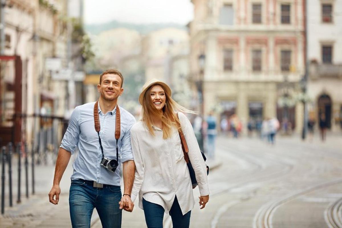 un uomo e una donna che camminano lungo una strada