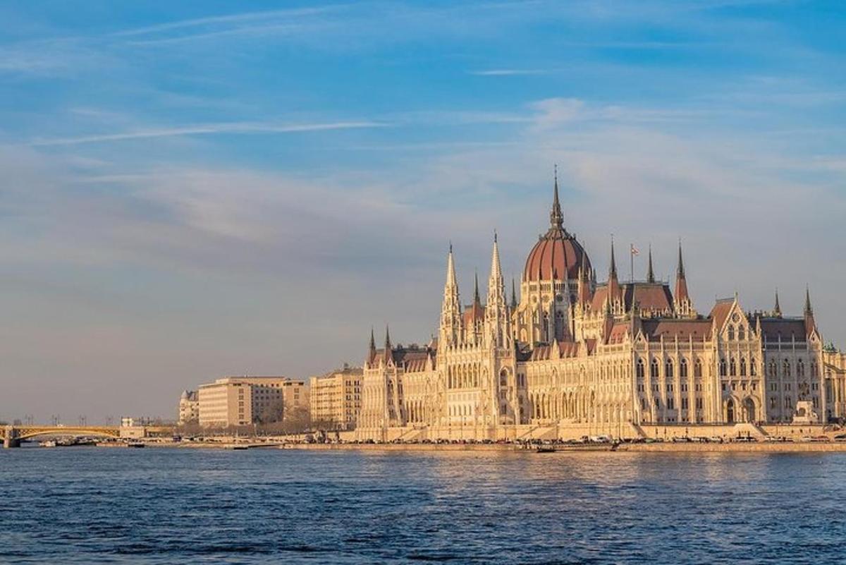 ein großes Gebäude mit einem Turm auf dem Wasser