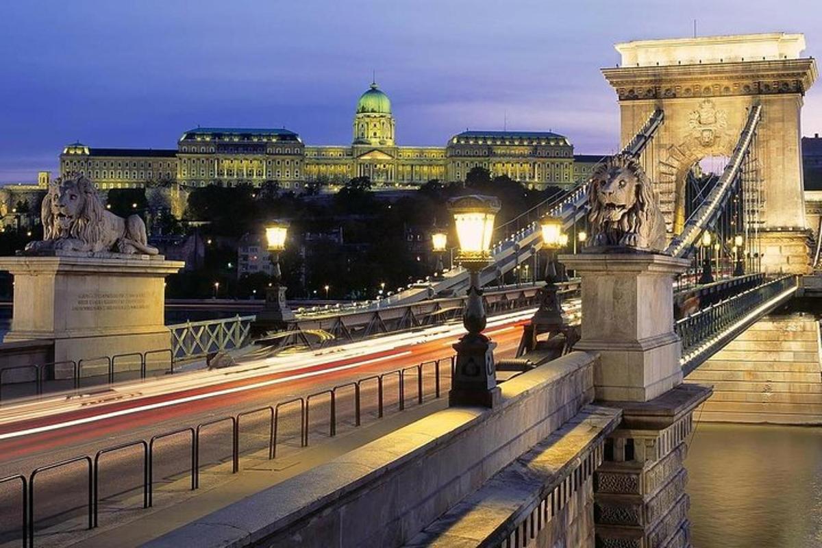 eine Brücke über einen Fluss mit einer Stadt im Hintergrund