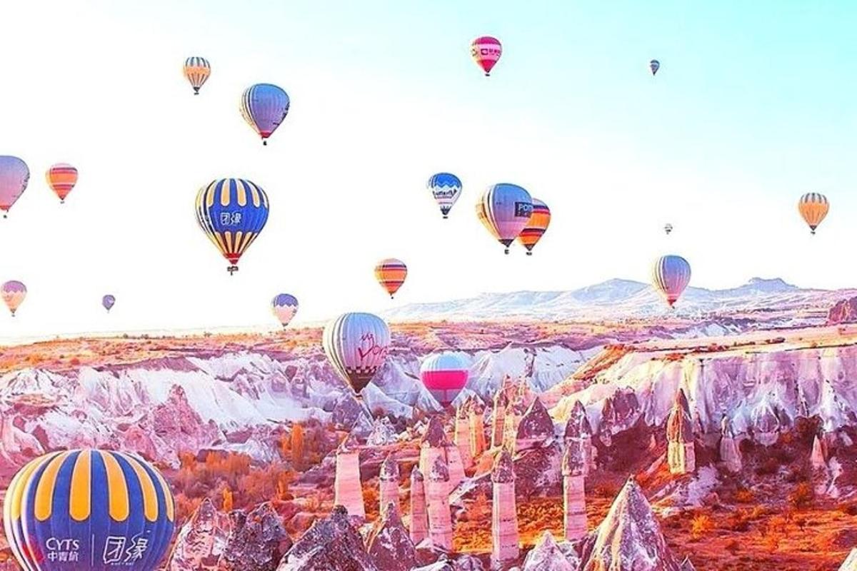 Un montón de globos aerostáticos volando en el cielo
