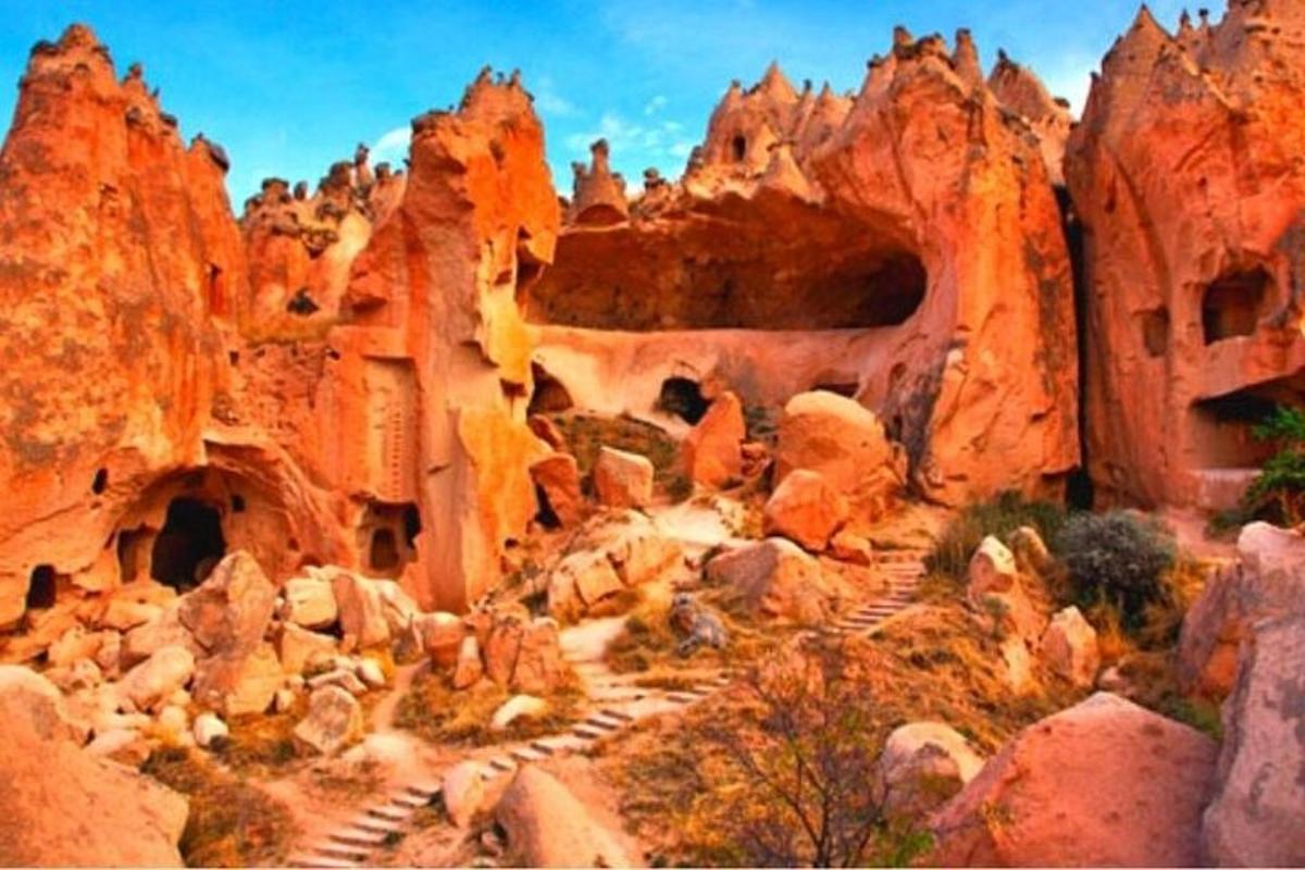 una montaña rocosa con algunas cuevas y rocas