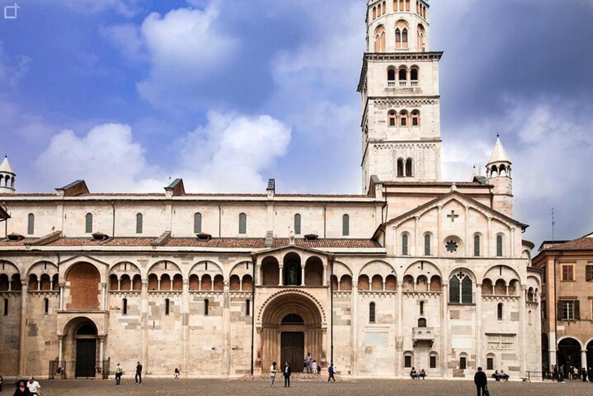 un grande edificio con una torre dell'orologio in cima