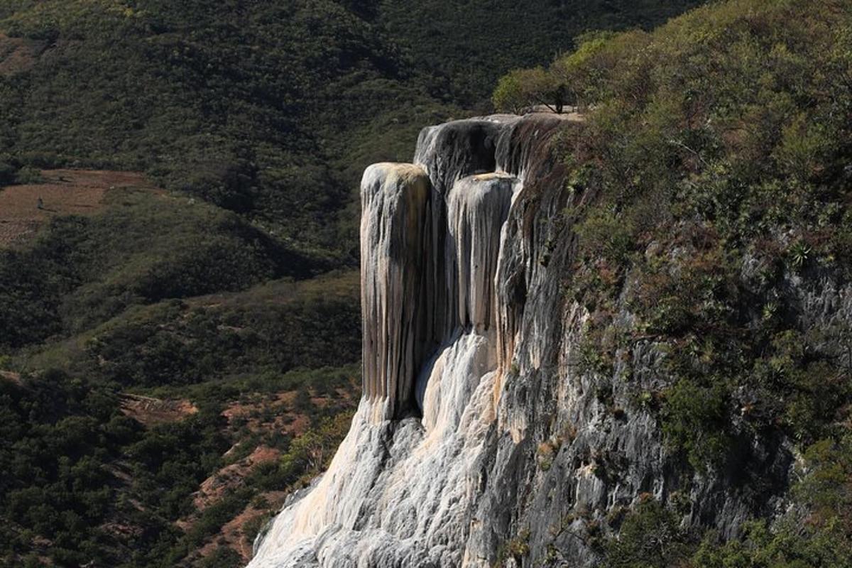 una cascata sul fianco di una montagna