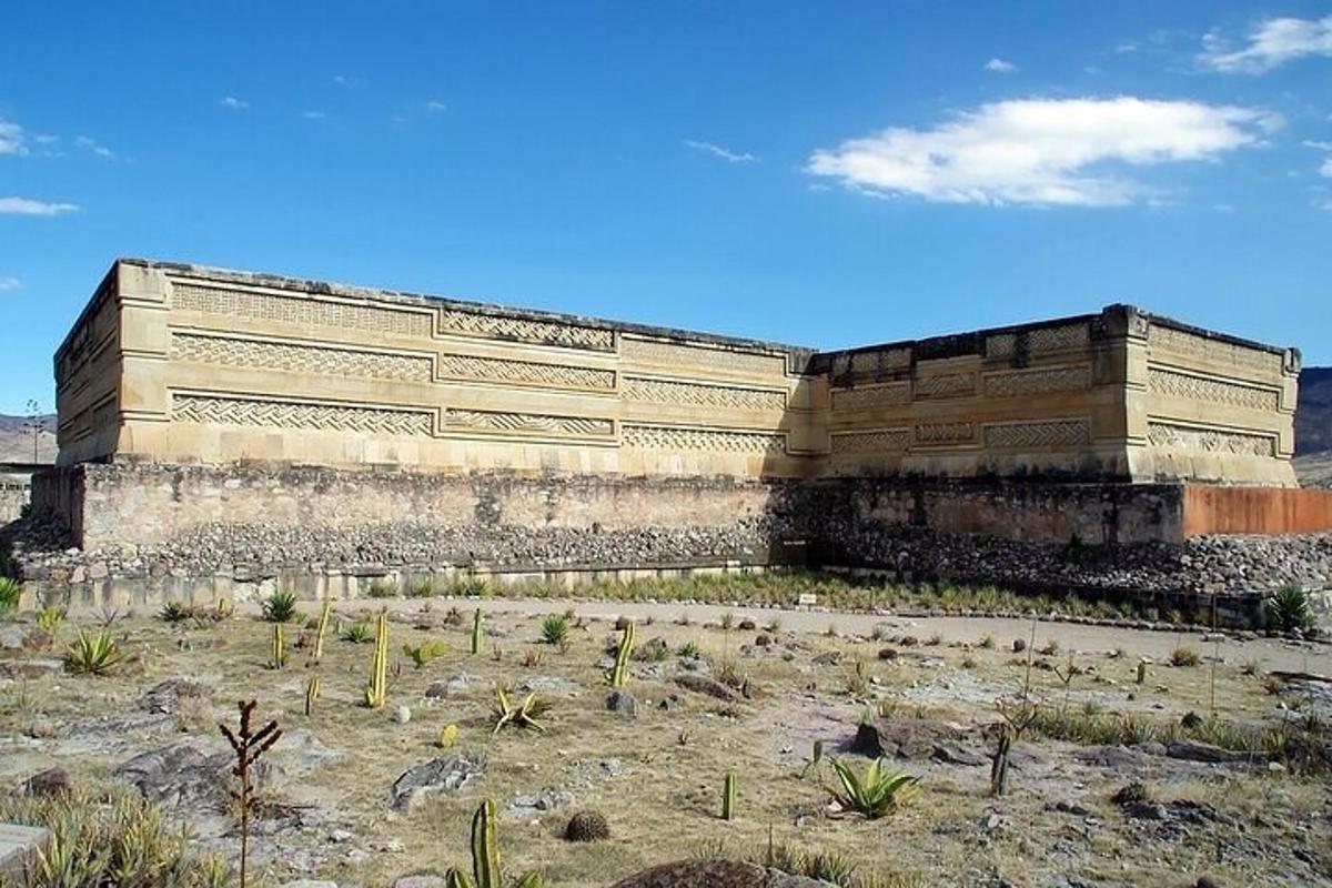 un grande edificio in mezzo al deserto