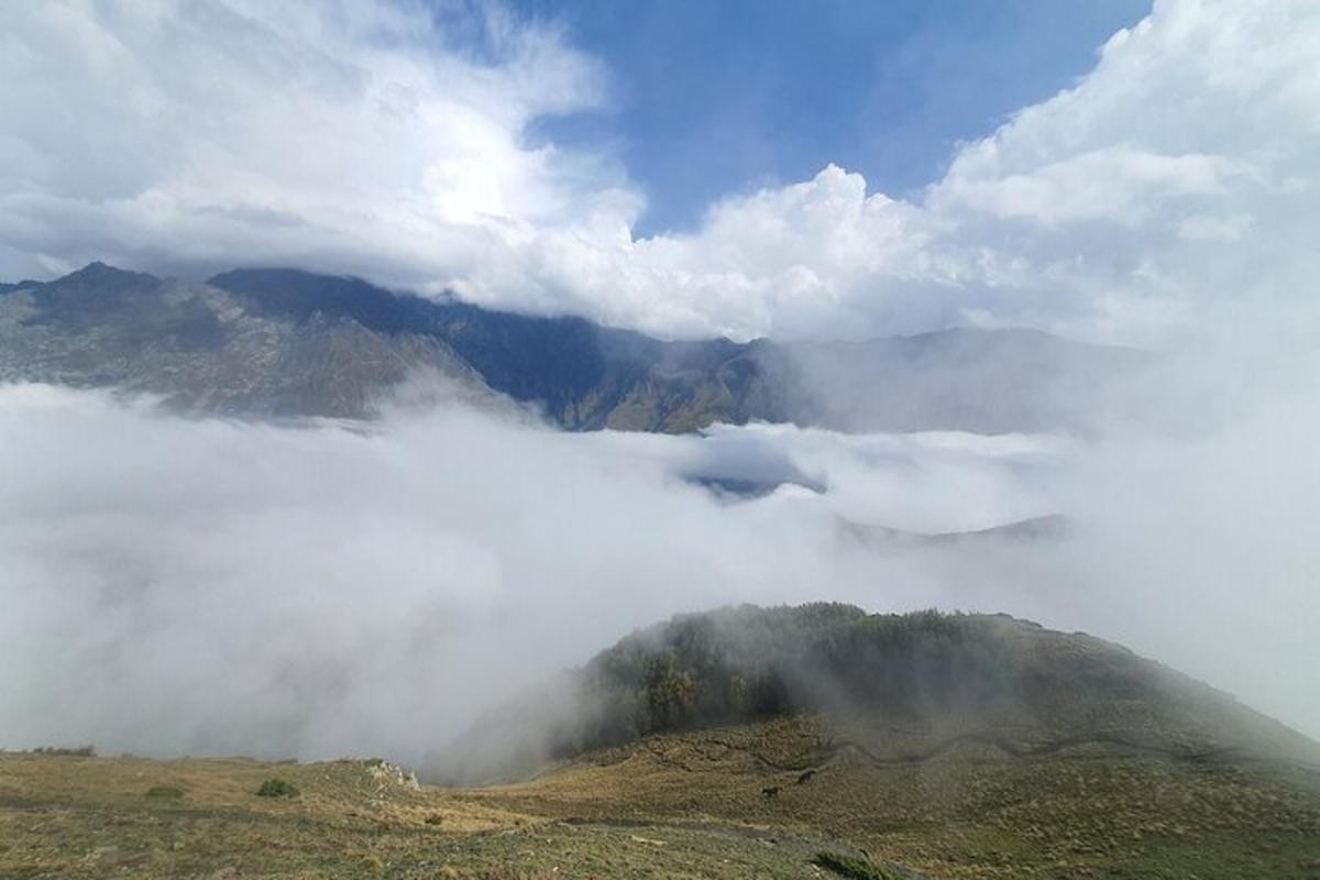 una montagna con nuvole in cima