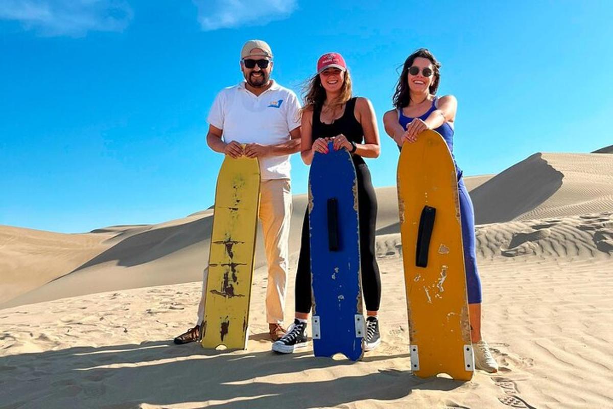 tre persone in piedi sulla sabbia con le loro tavole da surf