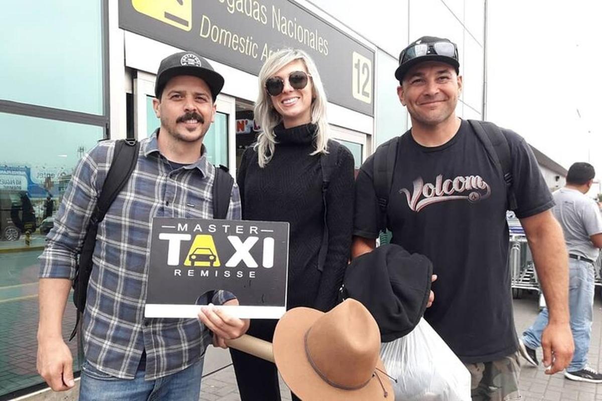 un gruppo di tre persone in piedi davanti a un negozio