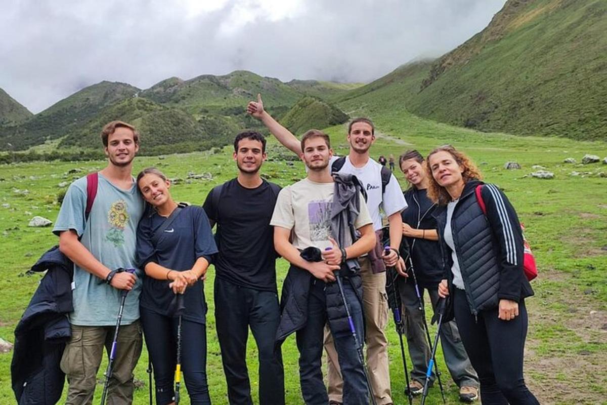 sekumpulan orang bergambar di atas gunung