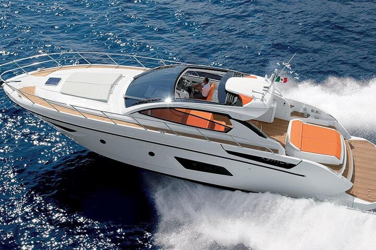 un barco blanco flotando en el agua