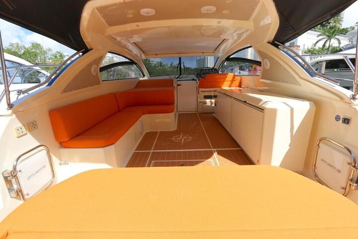 Una vista del interior de un barco con asientos naranjas.