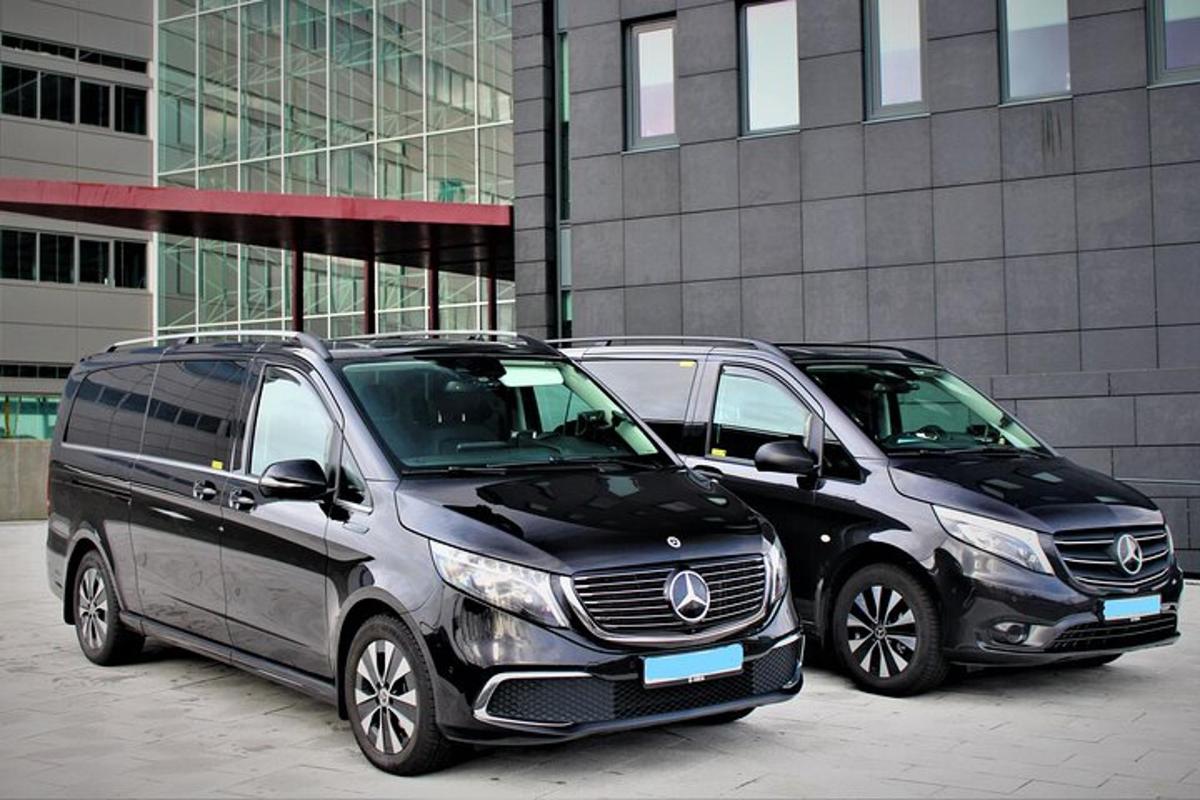 hai chiếc xe đậu cạnh nhau trước một tòa nhà