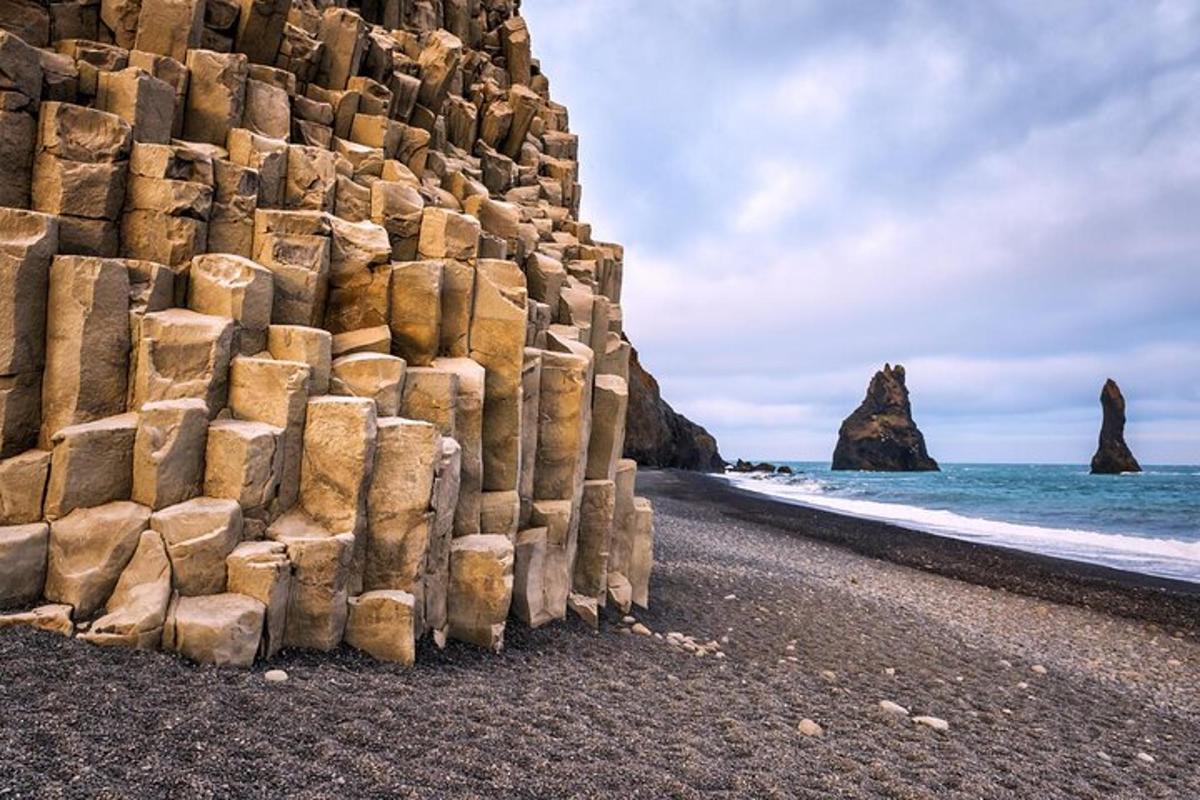 uma parede de pedra em uma praia próxima ao oceano
