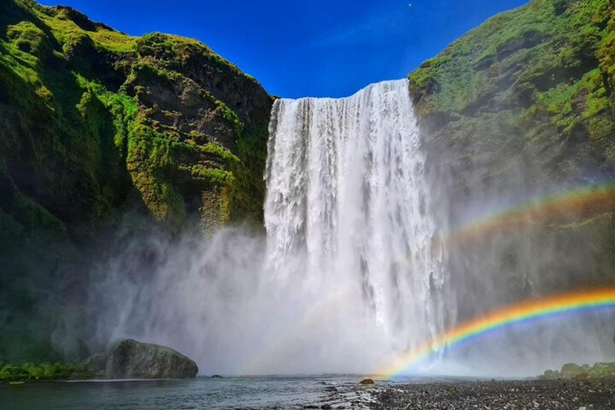 um arco-íris em frente a uma cachoeira