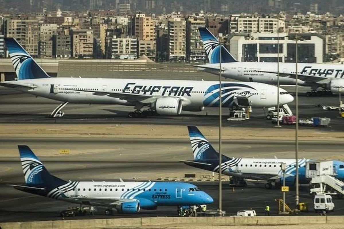 três aviões estacionados na pista de um aeroporto