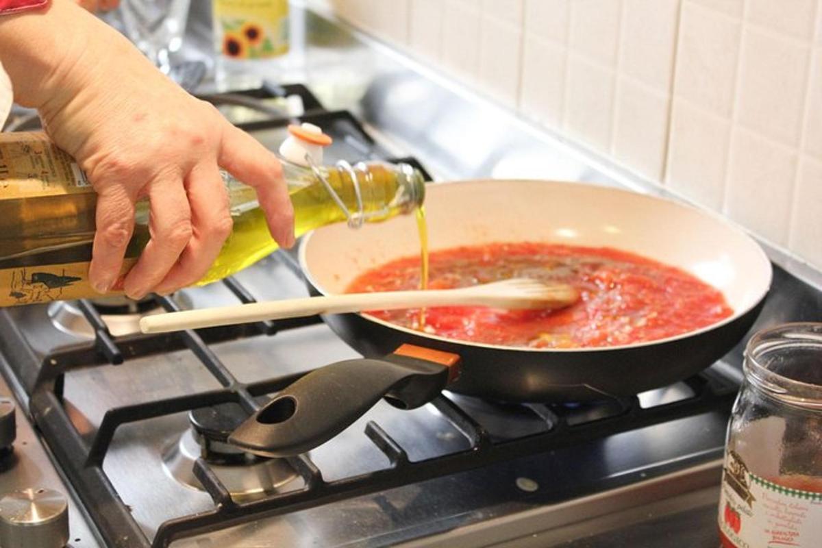inimene valab pliidil pannile kastet