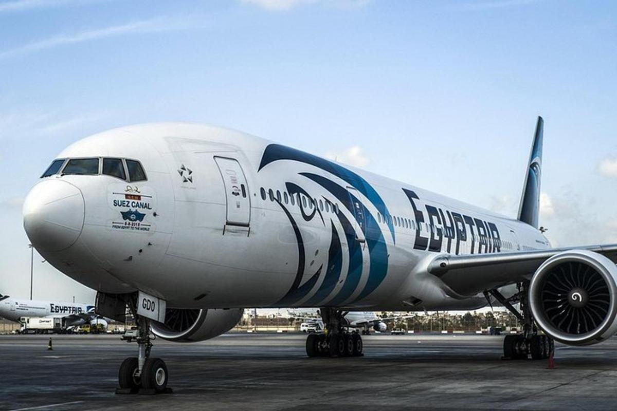 un aereo blu e bianco fermo su una pista