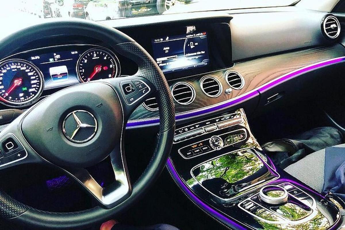 pohled na palubní desku vozu Mercedes Benz