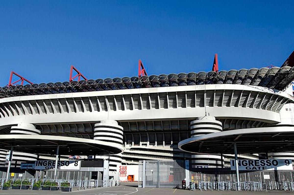 un grande stadio con un grande edificio