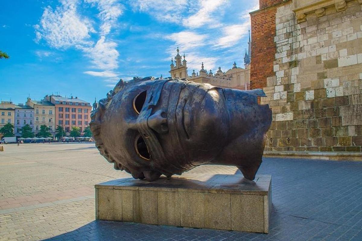 en bronsestatue av en stor urne