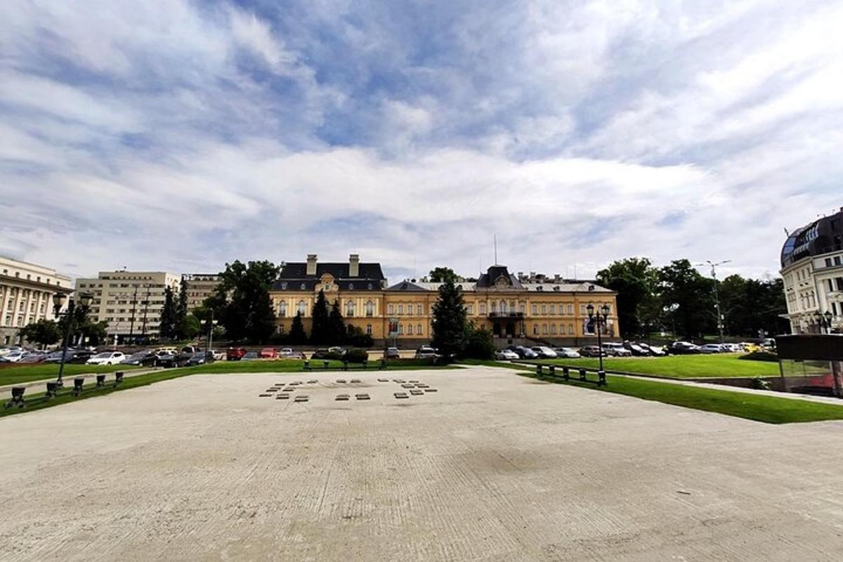 Un gran parque frente a un gran edificio.