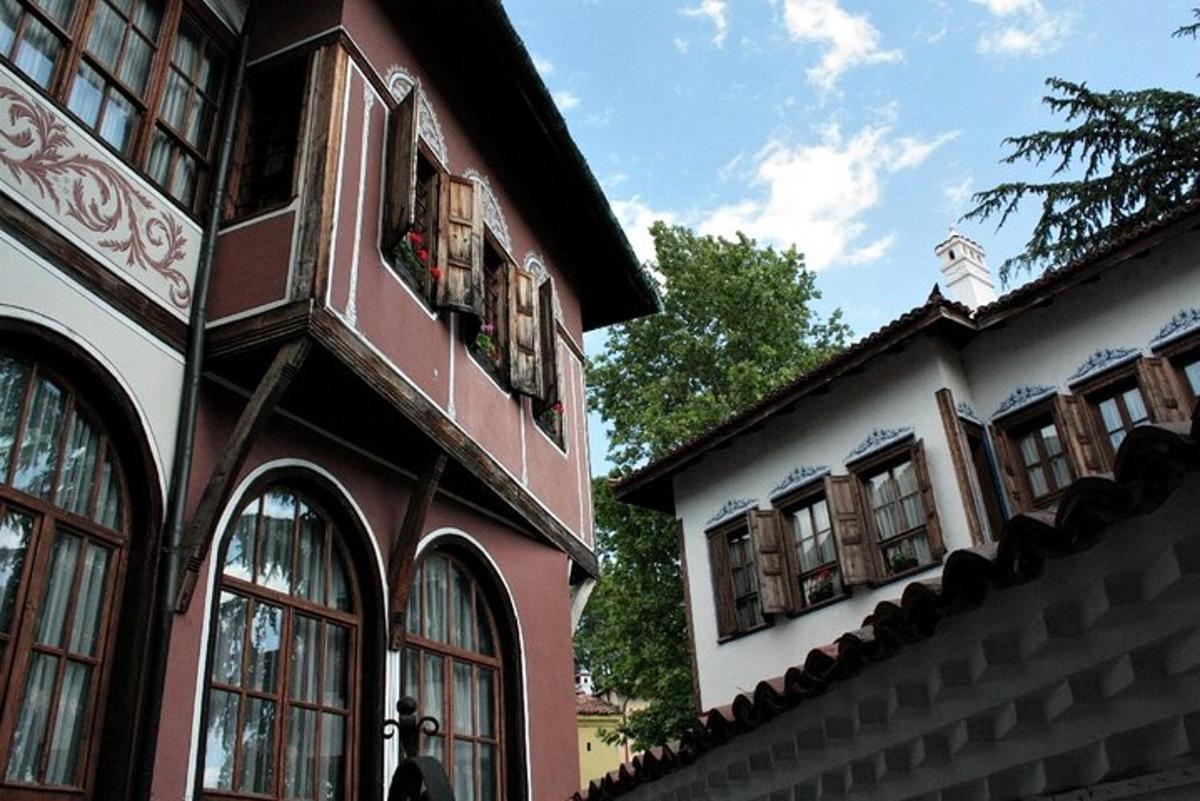 Un edificio con ventanas y un balcón.