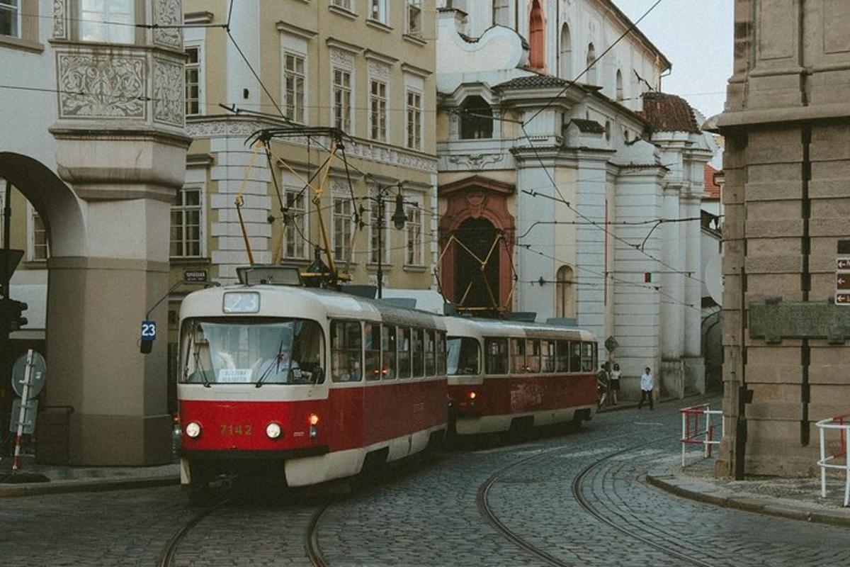 un tramvai roșu și alb pe o stradă a orașului