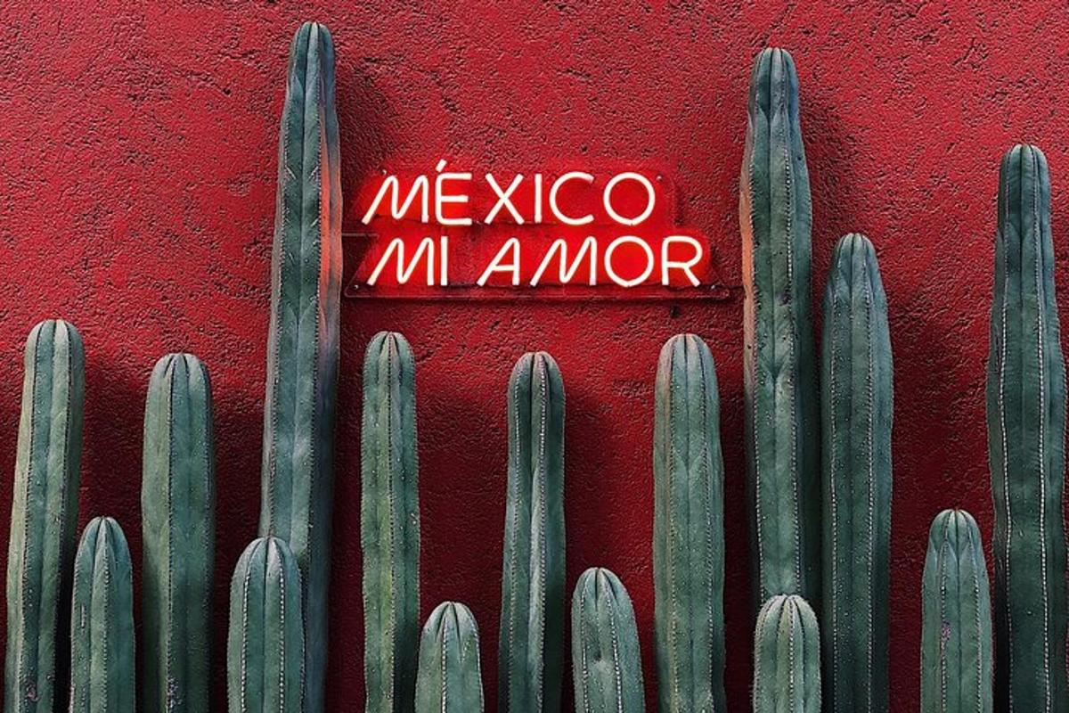 Μια πινακίδα που λέει mexico manca σε έναν κόκκινο τοίχο