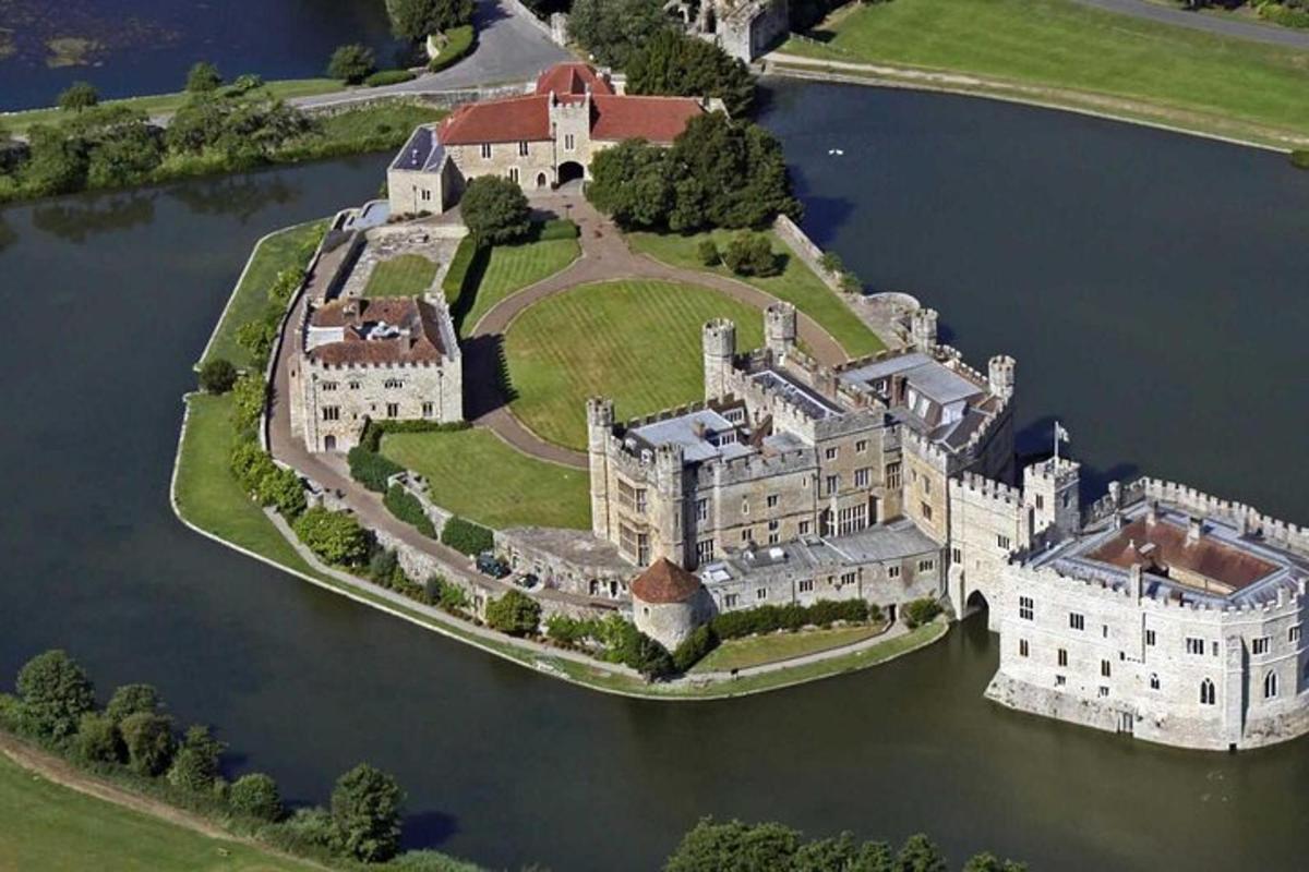 o vedere aeriană a unui castel pe un lac