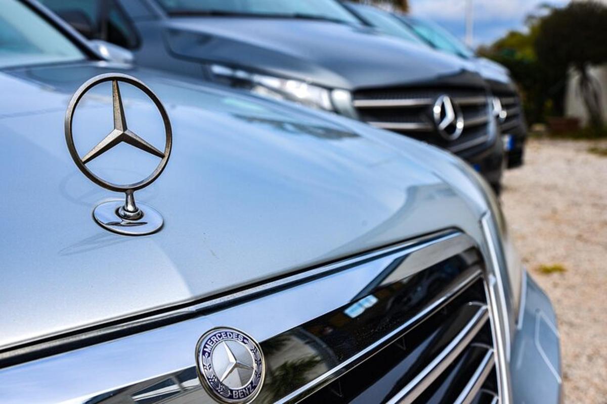 sebuah kereta mercedes benz dengan logo pada tudung