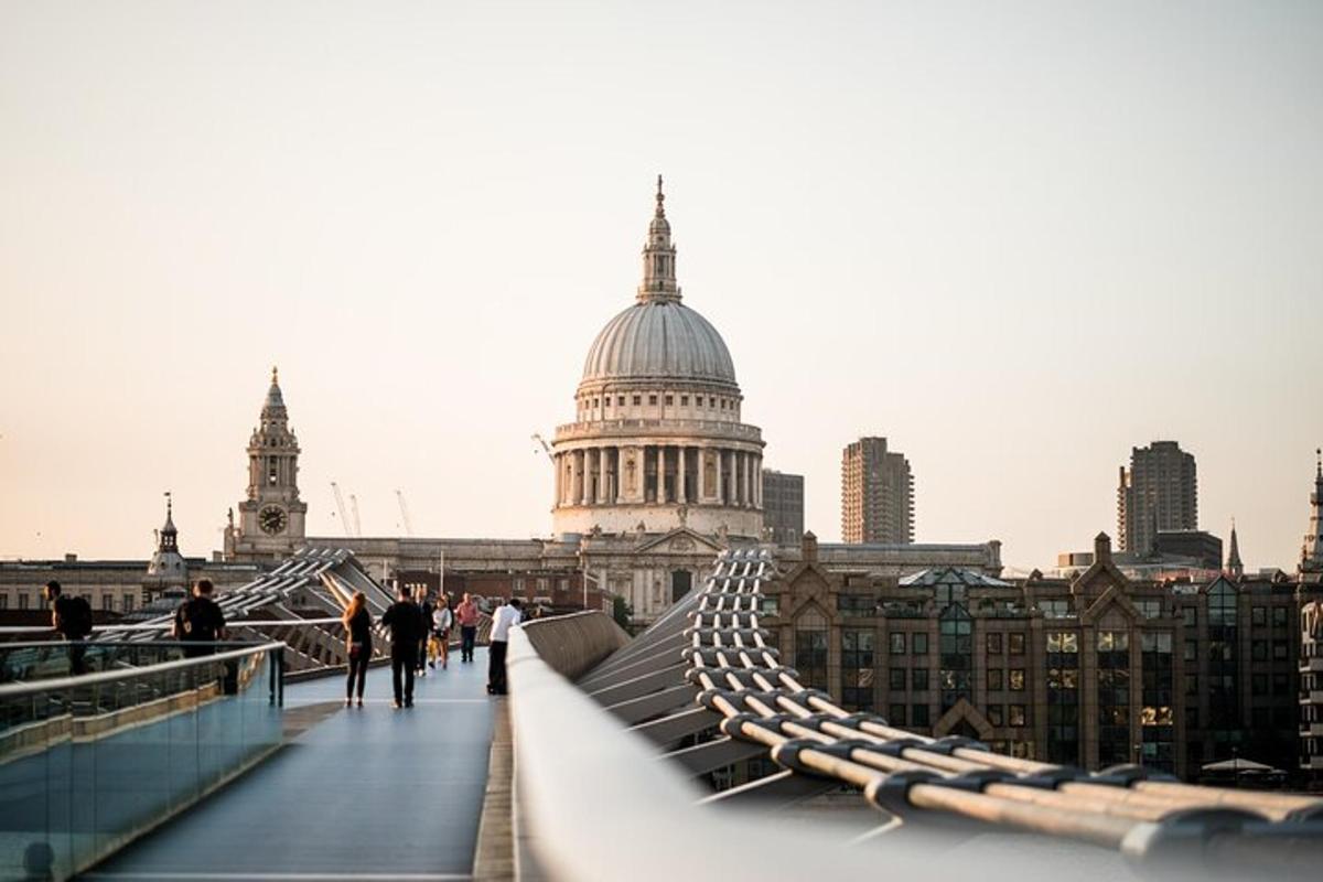 una vista del pont del mil·lenni a Londres amb la catedral