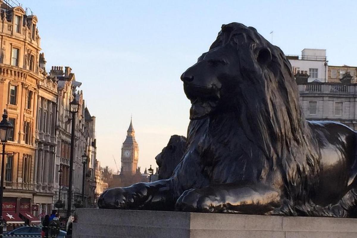 stytta af ljóni með Big Ben í bakgrunni