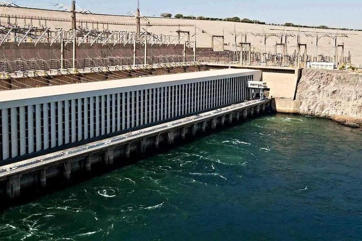 велика гребля з водою в річці