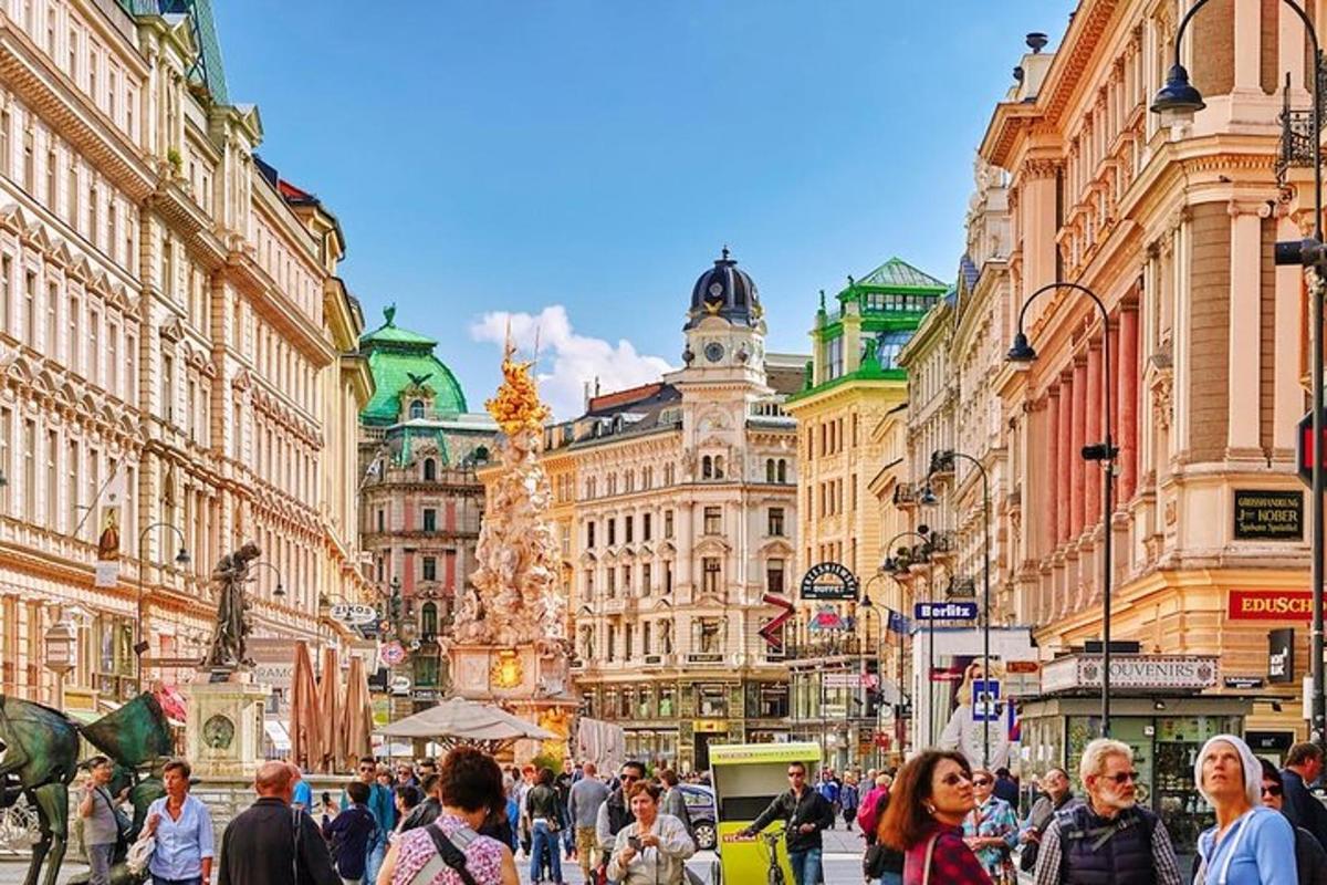 una multitud de gent caminant per un carrer concorregut de la ciutat
