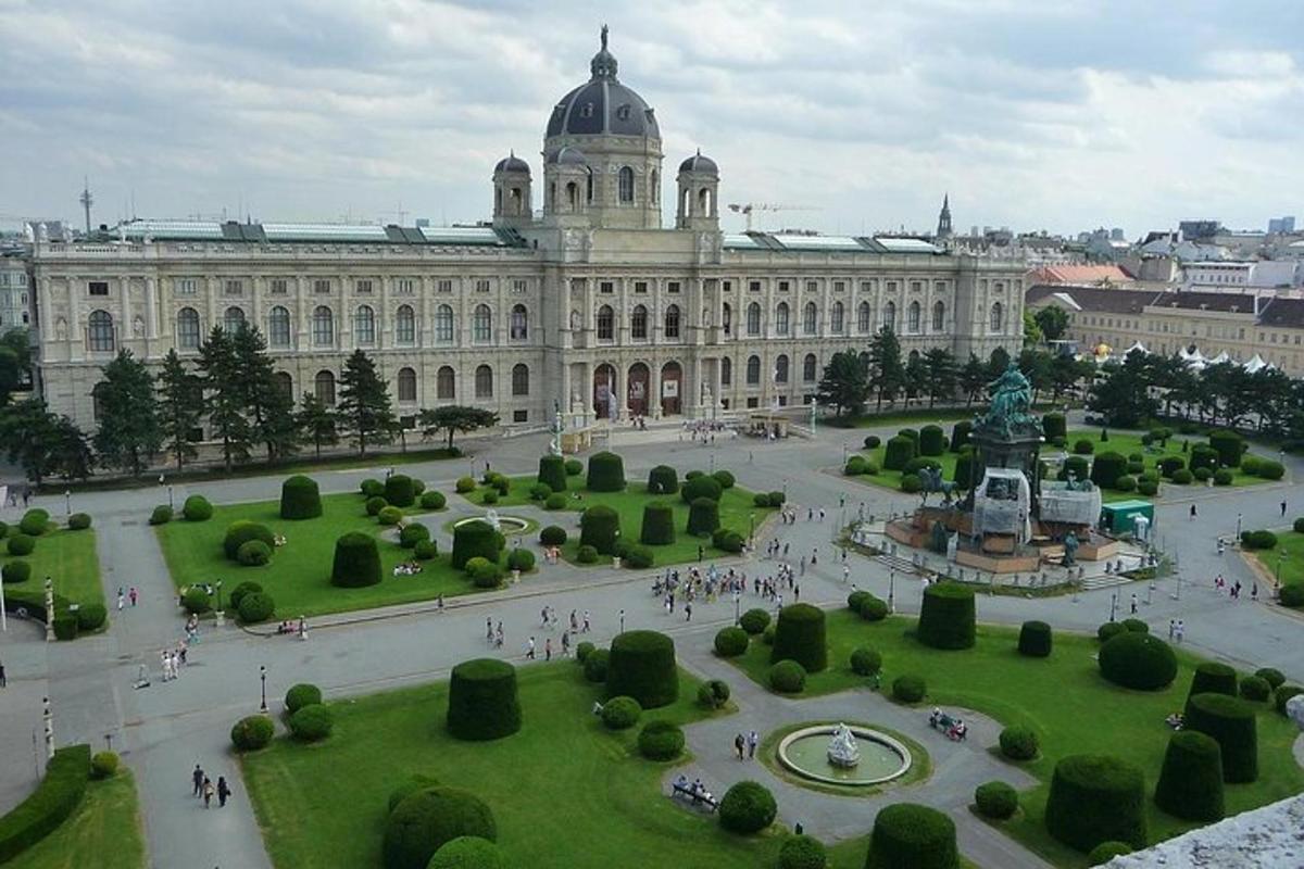 un gran edifici amb un parc al davant