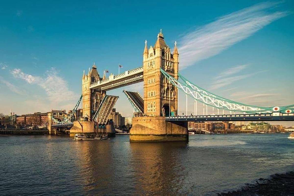un pont penjant a Londres sobre l'aigua