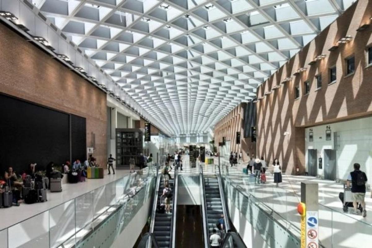 una vista di un centro commerciale con persone sulle scale mobili