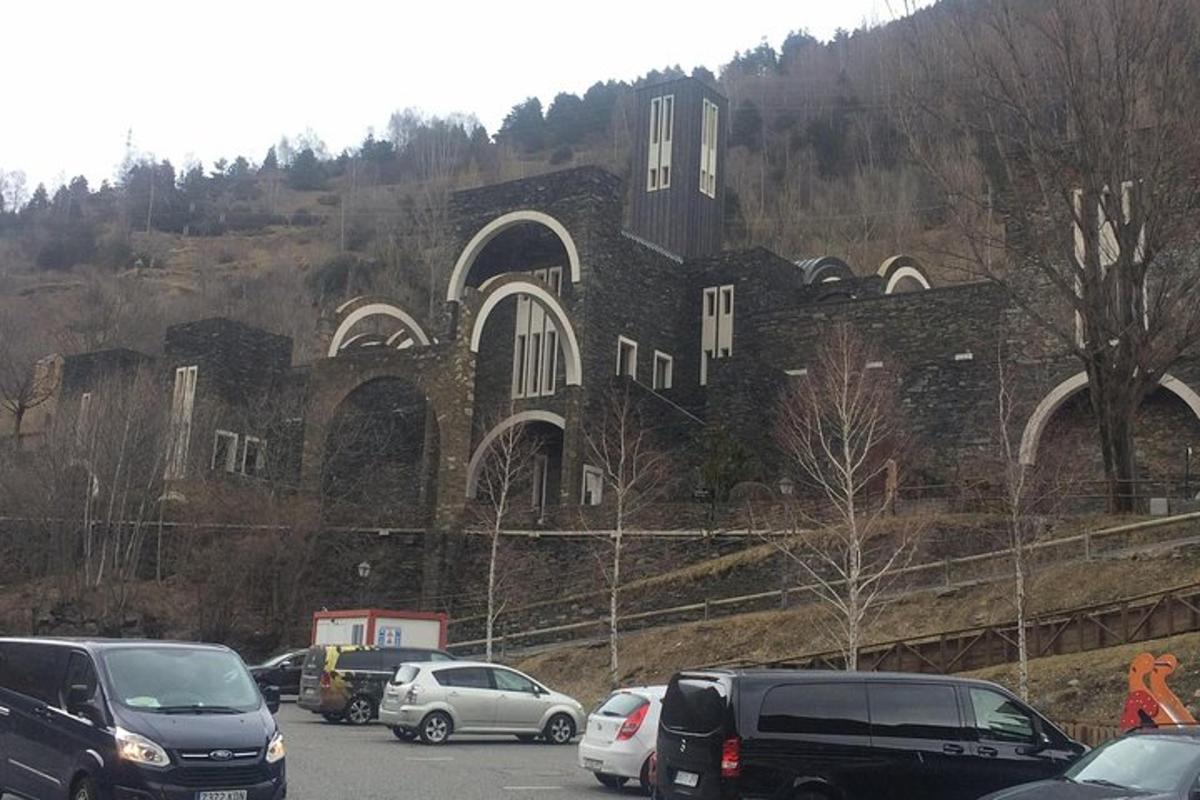 parkla, kus hoone ees on pargitud autod