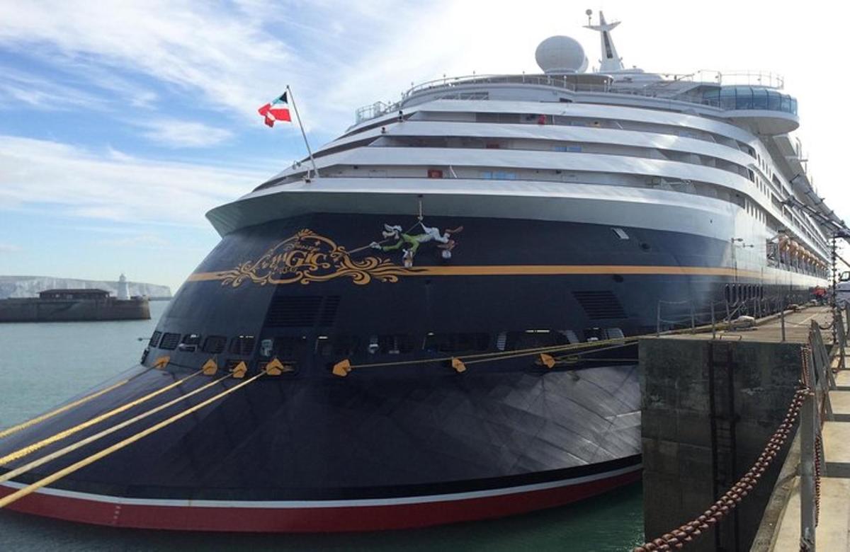 ein großes Kreuzfahrtschiff an einem Dock