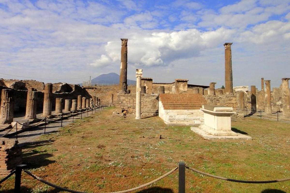une vue des ruines d'un bâtiment à colonnes