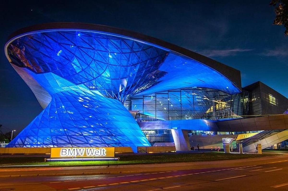 un gran edifici amb una façana blava a la nit