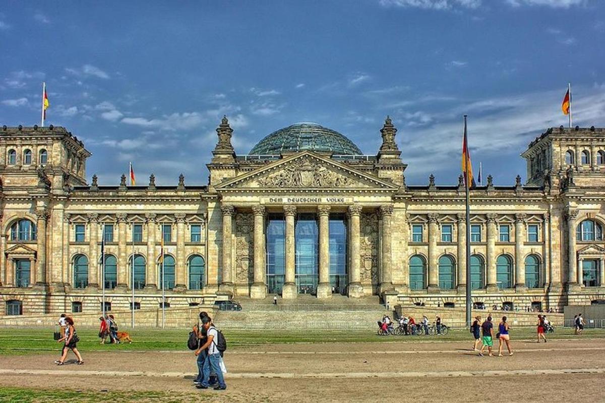 ein großes Gebäude, vor dem Menschen stehen